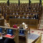 El presidente del Gobierno en funciones, Mariano Rajoy (d), vota durante la segunda votación de la investidura
