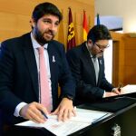 El presidente de la Región de Murcia, Fernando López Miras y el portavoz de Cs. Miguel Sánchez, en la firma del Pacto rubricado ante la sociedad civil. LA RAZÓN