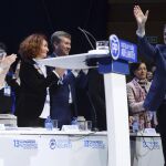 El presidente del PP y del Gobierno, Mariano Rajoy (d), durante la celebración del 13 Congreso Autonómico de este partido hoy en Valladolid.