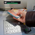 Algunos bancos empezaron a cobrar por la retirada de dinero en las ventanillas de las sucursales