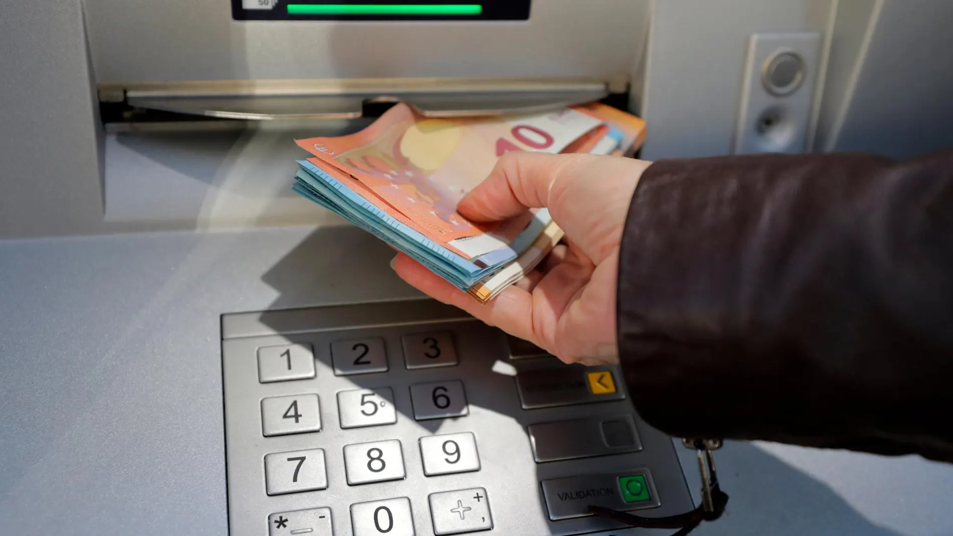 Algunos bancos empezaron a cobrar por la retirada de dinero en las ventanillas de las sucursales