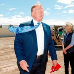 El presidente Trump visitó la frontera con México este viernes, donde anunció que no va a aceptar más asilados porque, dijo, «el cupo está lleno» / Reuters