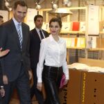 Los Reyes, acompañados por el director de ARCO, Carlos Urroz, durante la inauguración de la 35 edición de la Feria
