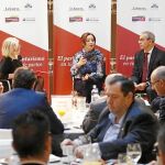 Silvia Clemente interviene en el foro de Salamanca, en presencia, entre otros, del periodista Julián Ballestero.