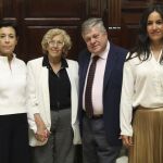 Manuela Carmena junto a Antonieta Mendoza y Leopoldo López, padres del político venezolano Leopoldo López y la portavoz de Ciudadanos, Begoña Villacís