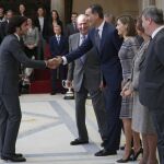 El piloto de Fórmula Uno Carlos Sáinz (i) saluda al Rey Felipe tras recibir el Premio Rey Juan Carlos, durante la ceremonia de entrega de los Premios Nacionales del Deporte 2014 que ha tenido lugar hoy en el Palacio de El Pardo, en Madrid