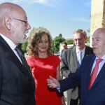 El procurador del Común, Javier Amoedo, conversa con el fiscal general del Estado, José Manuel Maza, en presencia de la fiscal superior de Castilla y León, Lourdes Rodríguez, y del fiscal jefe de León, Emilio Fernández , momentos antes de la inauguración del Congreso, ayer en la capital leonesa