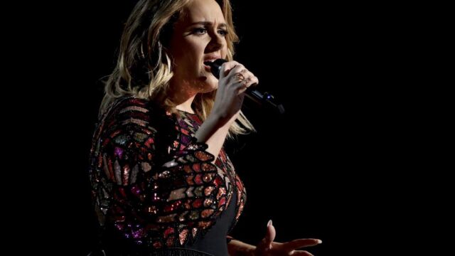 Adele interpreta "Hello"en la 59 edici&oacute;n de los Grammy