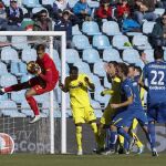 Parada del portero francés del Villarreal, Alphonse Aréola, durante el encuentro frente al Getafe.