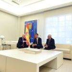 El jefe del Ejecutivo, Pedro Sánchez, y el ministro de Asuntos Exteriores, Josep Borrell, durante la reunión que han mantenido hoy en Moncloa con el jefe de la Negociación de la UE con el Reino Unido, Michel Barnier / Foto: Efe