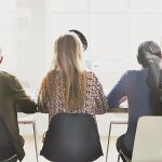 Las empresas que desarrollan políticas de comunicación establecen un diálogo constante con sus empleados, que al final y al cabo, son los mejores prescriptores de la empresa/dreamstime