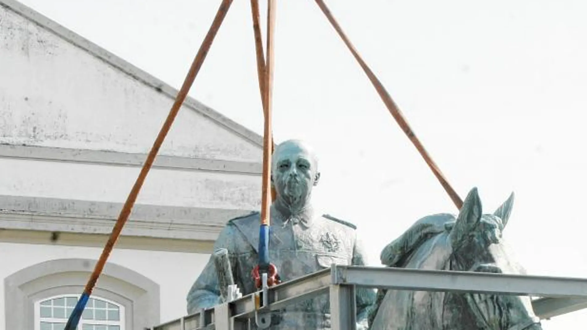 En Ferrol se retiró en el año 2010 una figura de Franco a caballo