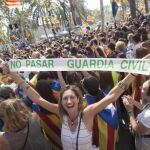Centenares de personas, convocadas por ANC y Òmnium, se concentran ante el Tribunal Superior de Justicia de Cataluña (TSJC).