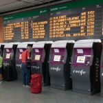 Panel del AVE en la estación Puerta de Atocha de Madrid.