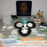 Se han requisado más de 1.500 gramos de Mefedroma, unos 1.600 mililitros de 'GHB', 14 botes de popper, mas de 100 comprimidos de éxtasis, anabolizantes y otras sustancias estupefacientes así como casi 6.000 euros.