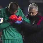 El portero esloveno del Atlético de Madrid, Jan Oblak (i) tras lesionarse durante el partido frente al Villarreal