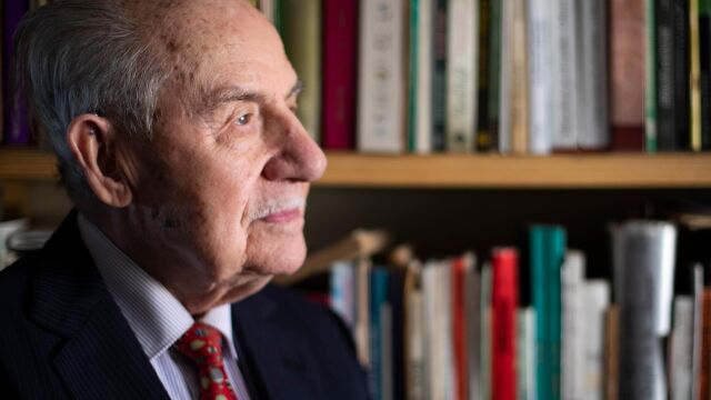 Antonio Marco Botella, en su casa de Zaragoza. Foto: Jesús G. Feria