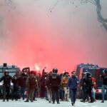 Centenares de seguidores del Lyon se concentraron en la plaza Artós de Barcelona / Efe