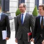 Fernando Martínez-Maillo, Javier Maroto y Pablo Casado, ayer en el exterior del Congreso de los Diputados