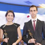 Los estudiantes Sara Moreno y Miguel Villa tras recibir la estatuilla