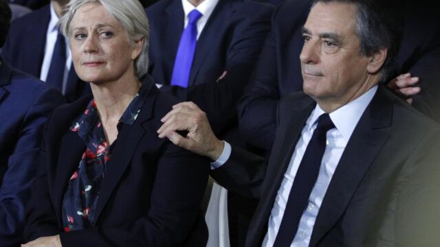 Fillon y su mujer, Penelope, se han emocionado al ser muy aplaudidos durante el mitin