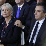 Fillon y su mujer, Penelope, se han emocionado al ser muy aplaudidos durante el mitin
