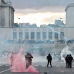 Ultras del PSG enfrentándose con la Policía