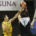 El base del Iberostar Tenerife Rodrigo San Miguel (i) y el lucha bajo la canasta con el ala-pívot serbio del Asvel Lyon Villeurbanne, Nikola Dragovic (d)