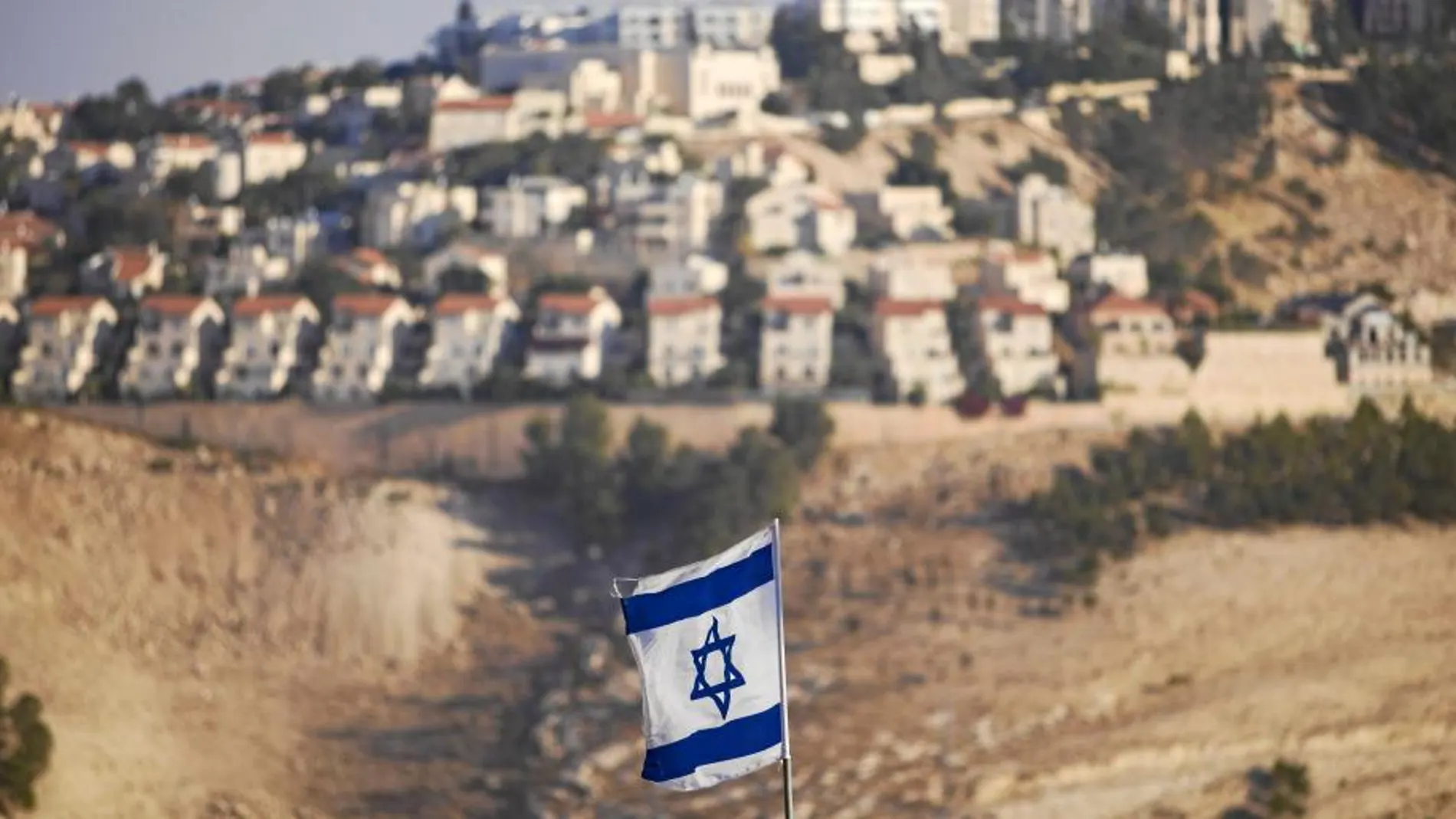 Una bandera israelí ondea en el asentamiento judío de Maaleh Adumim, en Cisjordania