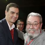 El líder del PSOE, Pedro Sánchez, saluda al ex secretario general de UGT Cándido Méndez, en su despedida del cargo tras 22 años 