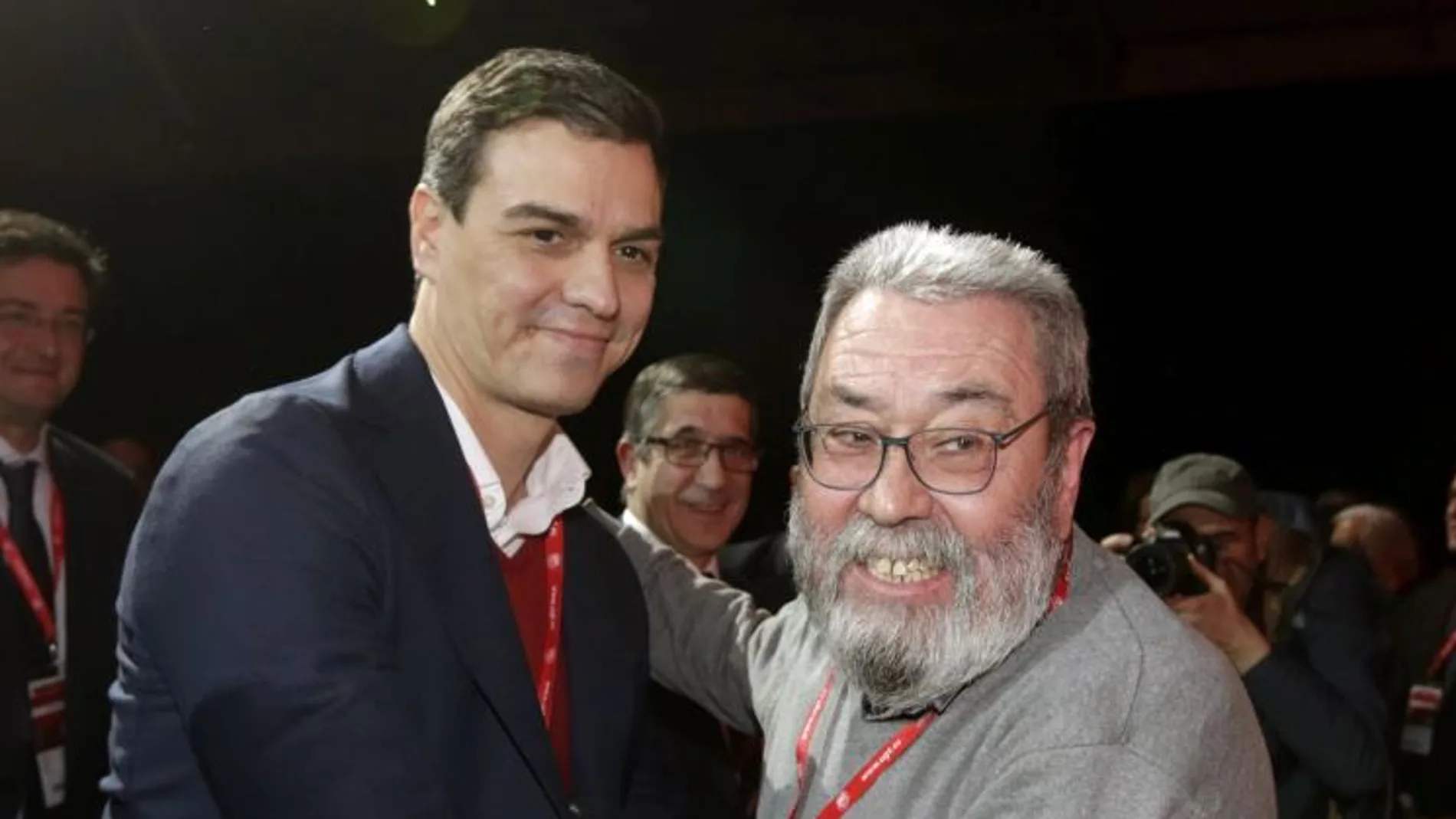 El líder del PSOE, Pedro Sánchez, saluda al ex secretario general de UGT Cándido Méndez, en su despedida del cargo tras 22 años