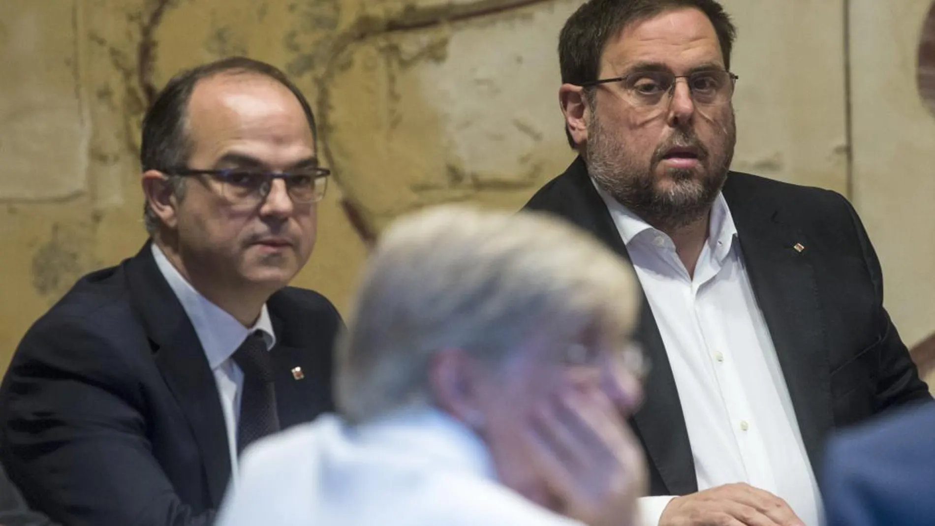 El vicepresidente del Govern y el conseller de Economía, Oriol Junqueras (d), y el conseller de la Presidencia, Jordi Turull (i)