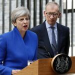 La primera ministra británica, Theresa May (i), ofrece una rueda de prensa junto a su marido, Philip (d), en el número 10 de Downing Street tras reunirse con la reina Isabel II