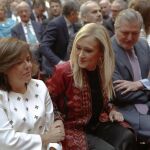La presidenta regional Cristina Cifuentes acompañada por la vicepresidenta del Gobierno, Soraya Sáenz de Santamaría (i), y el portavoz del Gobierno y ministro de Cultura, Íñigo Méndez de Vigo (d).