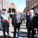 El ministro Jorge Fernández Díaz llega a los actos junto al presidente Herrera, el alcalde Javier Lacalle y el general de la Guardia Civil, José Manuel Diez Cubelos