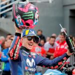 Maverick Viñales, tras conseguir la pole en moto GP durante los entrenamientos en el circuito Ricardo Tormo de Cheste (Valencia)/Foto: Efe