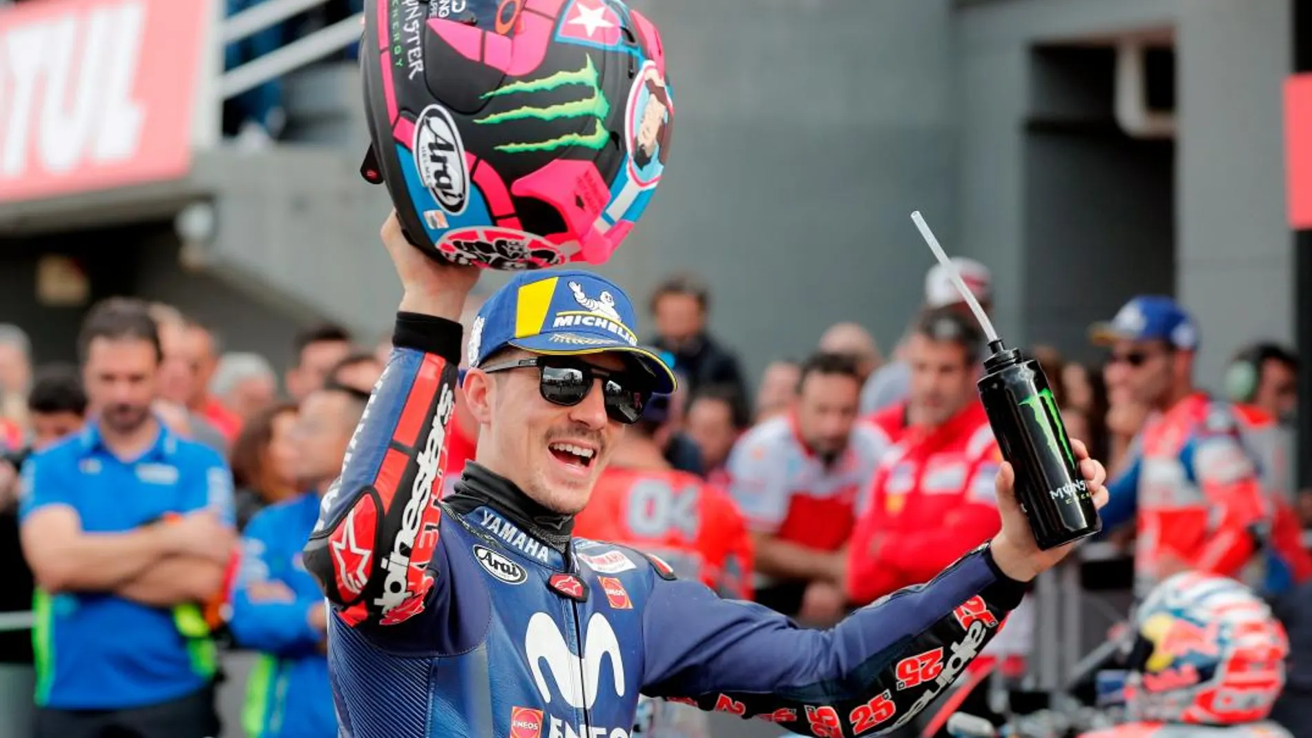 Maverick Viñales, tras conseguir la pole en moto GP durante los entrenamientos en el circuito Ricardo Tormo de Cheste (Valencia)/Foto: Efe