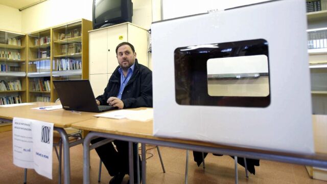 El presidente de Esquerra Republicana de Catalunya (ERC), Oriol Junqueras, presidió una de las mesas del Instituto Frederic Mompou de la poblacion de Sant Viçenc dels Horts (Barcelona) durante la jornada de participación del 9-N