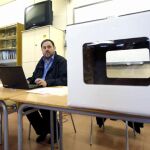 El presidente de Esquerra Republicana de Catalunya (ERC), Oriol Junqueras, presidió una de las mesas del Instituto Frederic Mompou de la poblacion de Sant Viçenc dels Horts (Barcelona) durante la jornada de participación del 9-N