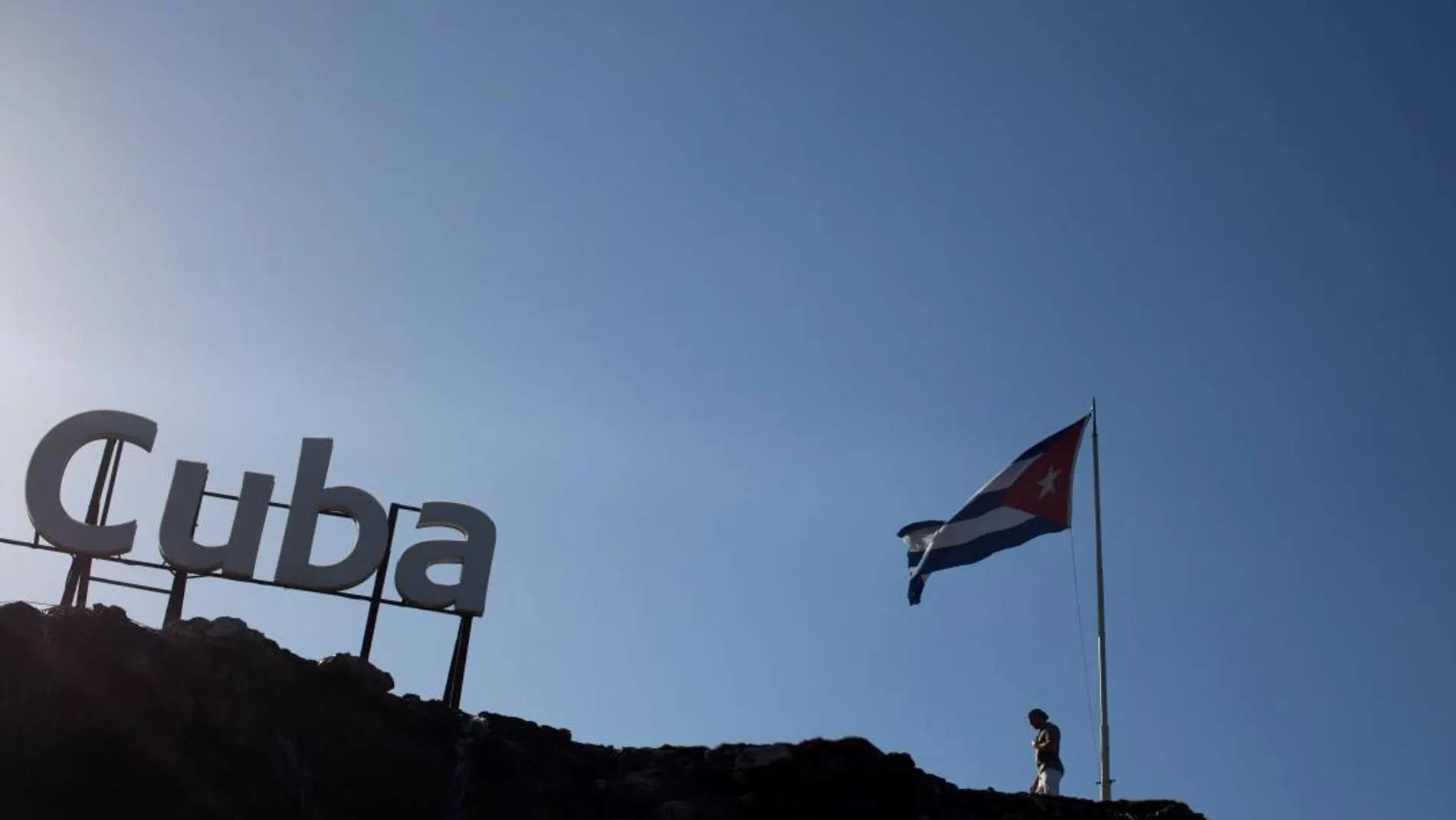 «Sánchez avala a un dictador que masacra a los cubanos y persigue al franquismo, que ya no existe»