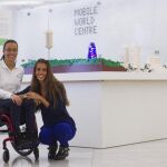 La capitana del equipo español de natación sincronizada, Ona Carbonell, y la nadadora paralímpica Teresa Perales (i), posan durante el acto organizado por la Fundación Telefónica.