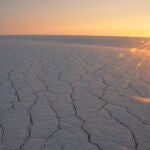 El sol ilumina las grietas y los canales de agua formados por el deshielo de los glaciares al oeste de Groenlandia