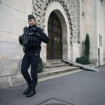 Los gendarmes junto a la Gran Mezquita de París tras los atentados