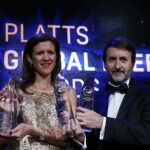 Josu Jon Imaz y María Victoria Zingoni posan con los 3 galardones conseguidos por Repsol.