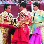 Cayetano Rivera (de azul) y José María Manzanares (de grana y oro) en Las Ventas este jueves, donde estuvieron el Rey Emérito y la Infanta Elena