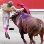 Momento de la cogida de Javier Jiménez en la plaza de Pamplona