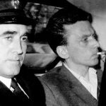 Ian Brady, a la derecha, con pitillo, uno de los asesinos que fascinó a los ingleses en los años sesenta