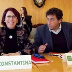 El alcalde, a la derecha, cobrará las «retribuciones propias del puesto de trabajo» que va a desempeñar