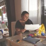 Miriam tiene 27 años y tres hijos. Desde hace seis años encadena trabajos precarios que solo le permiten afrontar los gastos básicos