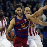 El alero del Barcelona Lass Stratos Perperoglou (i) y el base del Olympiacos Vassilis Spanoulis durante el partido